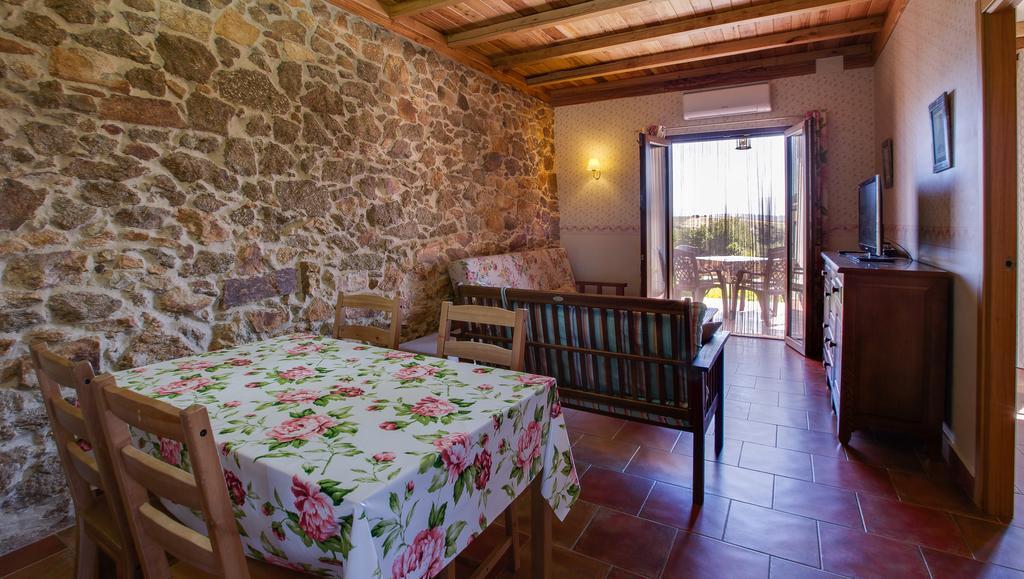 Apartamentos El Jardin Del Poeta Гихо-де-Гранадилья Экстерьер фото